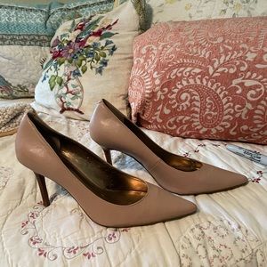 🦋GUC Guess leather nude pumps💕 pretty with wooden heel. Minor flaws